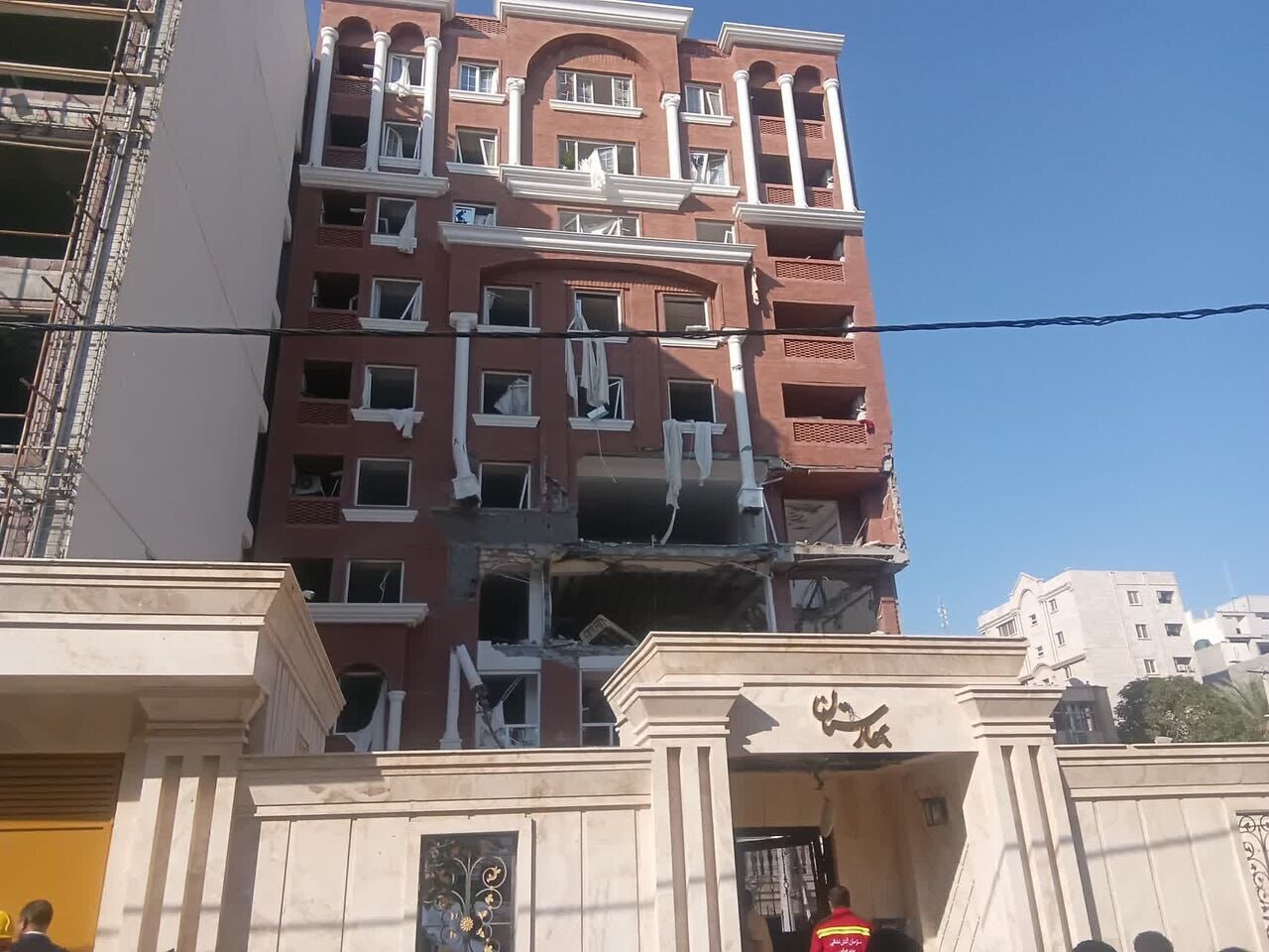 مدیریت بحران درباره انفجار یک خانه مسکونی در اهواز: حادثه در طبقات دوم و سوم این ساختمان روی داده، ولی علت آن هنوز مشخص نیست