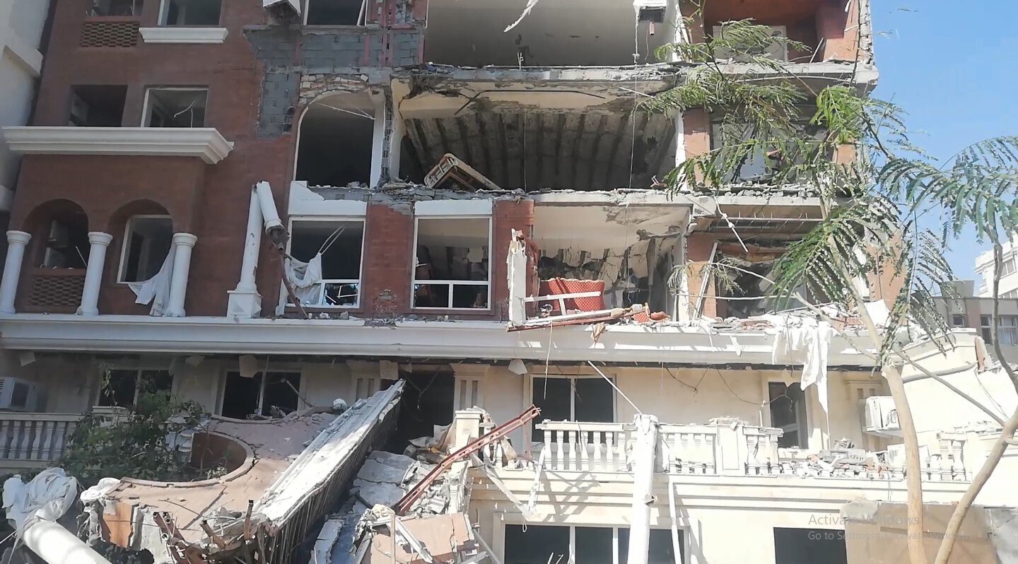 انفجار یک واحد مسکونی در بندرعباس؛ استانداری هرمزگان: یک نفر کشته و ۱۴ تن مصدوم شدند /سگ‌های زنده‌یاب هلال احمر در حال جست‌و‌جو هستند / فارس: انفجار موجب وارد شدن آسیب جدی به دیگر طبقات این ساختمان شده / بیش از ۱۰ دستگاه خودرو آسیب دیدند