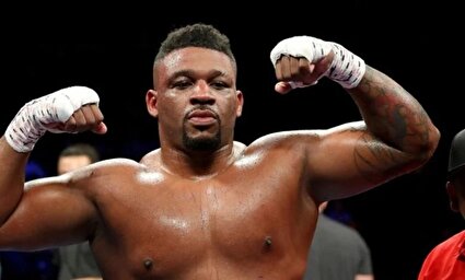 ببینید / جارل میلر، بوکسور آمریکایی در حین مبارزه تقریباً کلاه‌گیس خود را از دست داد!