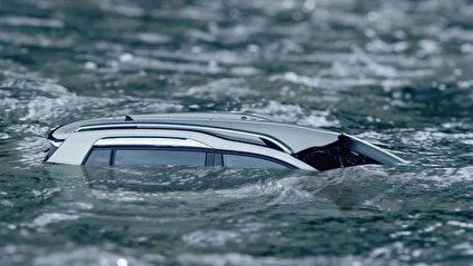 ببینید / نجات راننده گرفتار در دریا به کمک مردم