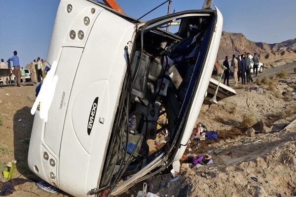 پلیس راه: واژگونی یک دستگاه اتوبوس در محور بیرجند - سربیشه بر اثر لغزندگی جاده/ ۶ نفر زخمی شدند