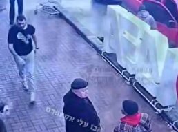 ببینید / فرار جوان اوکراینی از دست سه پلیس نظامی که برای اعزام او به جبهه آمده بودند