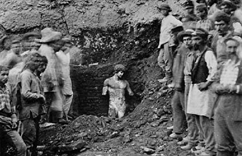 لحظه کشف یک شاهکار در کاوش‌های باستان شناسی؛ مجسمه «آنتینوس» چگونه از دل خاک بیرون کشیده شد؟