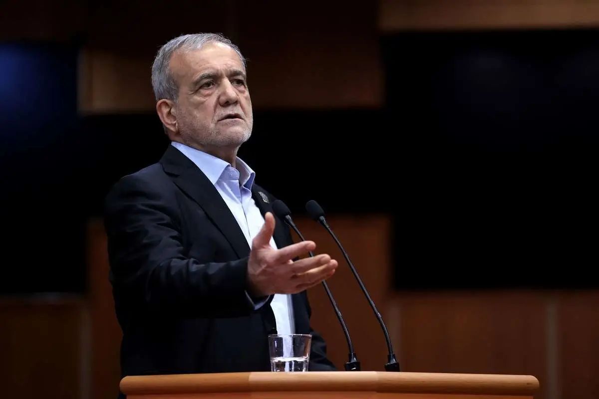 تسنیم: صدای انفجارهای شدید در شمال، جنوب، شرق، غرب و مرکز تهران / بلومبرگ: عربستان برای خاتمه دادن به جنگ، تماس‌های مستقیم خود با ایران را افزایش داده / سی‌ان‌ان: کاندولیزا رایس، وزیر خارجه بوش در حال ورود به کاخ سفید دیده شد / گفتگوی تلفنی پوتین با پزشکیان/ سی‌ان‌ان: چین ممکن است در حال آماده‌سازی برای کمک مالی و موشکی به ایران باشد/ ارتش: ناو آبراهام لینکلن را با موشک ساحل به دریا هدف قرار دادیم