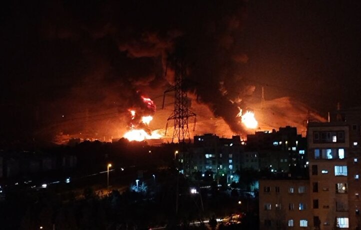 خبرنگار شبکه خبر: به دلیل حجم آتش در حال حاضر امکان انجام عملیات اطفاء حریق و امدادرسانی در پالایشگاه تهران وجود ندارد