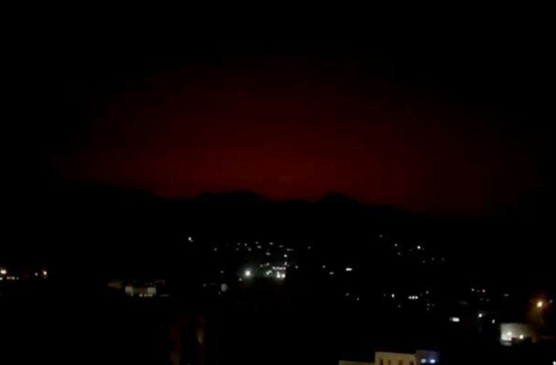 استانداری البرز: حمله به انبار نفت فردیس ۶ شهید و ۲۱ مصدوم داشت/علم‌الهدی: رهبر تعیین شده/ ایسنا: انفجار در برخی نقاط تهران/ ایرنا: حمله به نقاطی خارج از محدوده شهر یزد/ بحرین: حمله به تأسیسات شیرین‌سازی آب باعث خسارات مادی شد/ استانداری: حمله به ۸ شهرستان اصفهان و شهادت ۱۱ نفر/ پزشکیان: دشمن تصورات خامی از گفته‌های من داشت/ پلیس نروژ: انفجار در سفارت آمریکا در اسلوونی