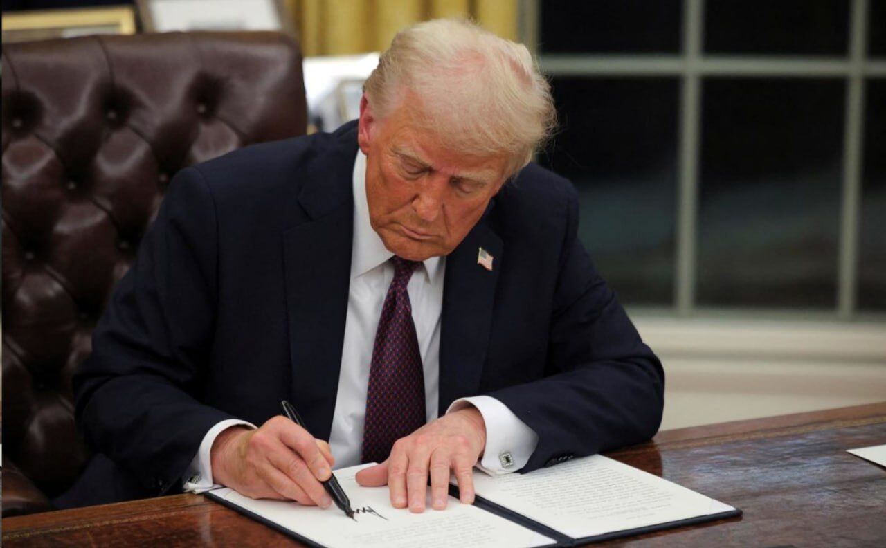 ترامپ: فرمان اعمال تعرفه ۱۰ درصدی بر همه کشور‌ها را امضا کردم که بلافاصله اجرایی خواهد شد/ الجزیره: این اقدام پس از آن صورت گرفت که دیوان عالی آمریکا، تعرفه‌های گسترده جهانی را که ترامپ قبلاً امضاء کرده بود، لغو کرد/ اعمال تعرفه ۱۰ درصدی از سه روز دیگر آغاز می‌شود و تا ۱۵۰ روز ادامه خواهد داشت