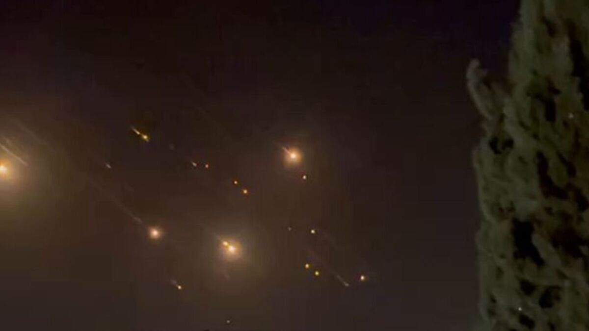 رادیو ارتش اسرائیل: شلیک همزمان ۱۰۰ موشک از سوی حزب الله/ادعای‌ای‌بی‌سی: هشدار FBI درمورد احتمال حملات پهپادی ایران به کالیفرنیا /فارس: حمله پهپادی به ایست بازرسی‌های در تهران در مناطق ۱، ۱۴، ۱۵ و ۱۶؛ ده مدافع امنیت شهید شدند/ادعای ترامپ: هنوز کارمان تمام نشده/سردار شکارچی: هرگونه حمله به بنادر اقتصادی ما همه بنادر و مناطق اقتصادی منطقه را به آتش می‌کشاند/ حمله به مخازن سوخت در بندر صلاله عمان