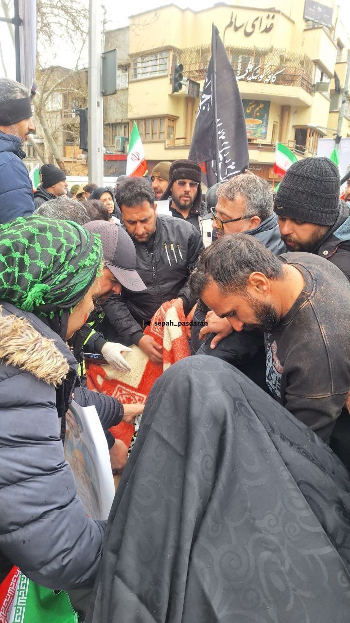 عکس/ شهادت یکی از راهپیمایان در حمله راهپیمایی روز قدس