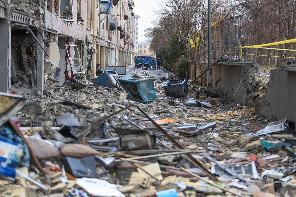 استانداری آذربایجان شرقی: در حملات هوایی صبح امروز یک واحد صنعتی در غرب تبریز، یک واحد تولیدی در منطقه آخولا و چند مرکز نظامی مورد اصابت قرار گرفتند/اصابت چندین پهپاد به تاسیسات نفتی در بندر فجیره امارات/نفت ۱۰۳ دلار و ۱۴ سنت شد/ الجزیره: حمله پهپادی به اردوگاه پشتیبانی لجستیکی آمریکا/ گزارش فارس از وضعیت جزیره خارک بعد از حمله آمریکا: صدای ۱۵ انفجار شنیده شد