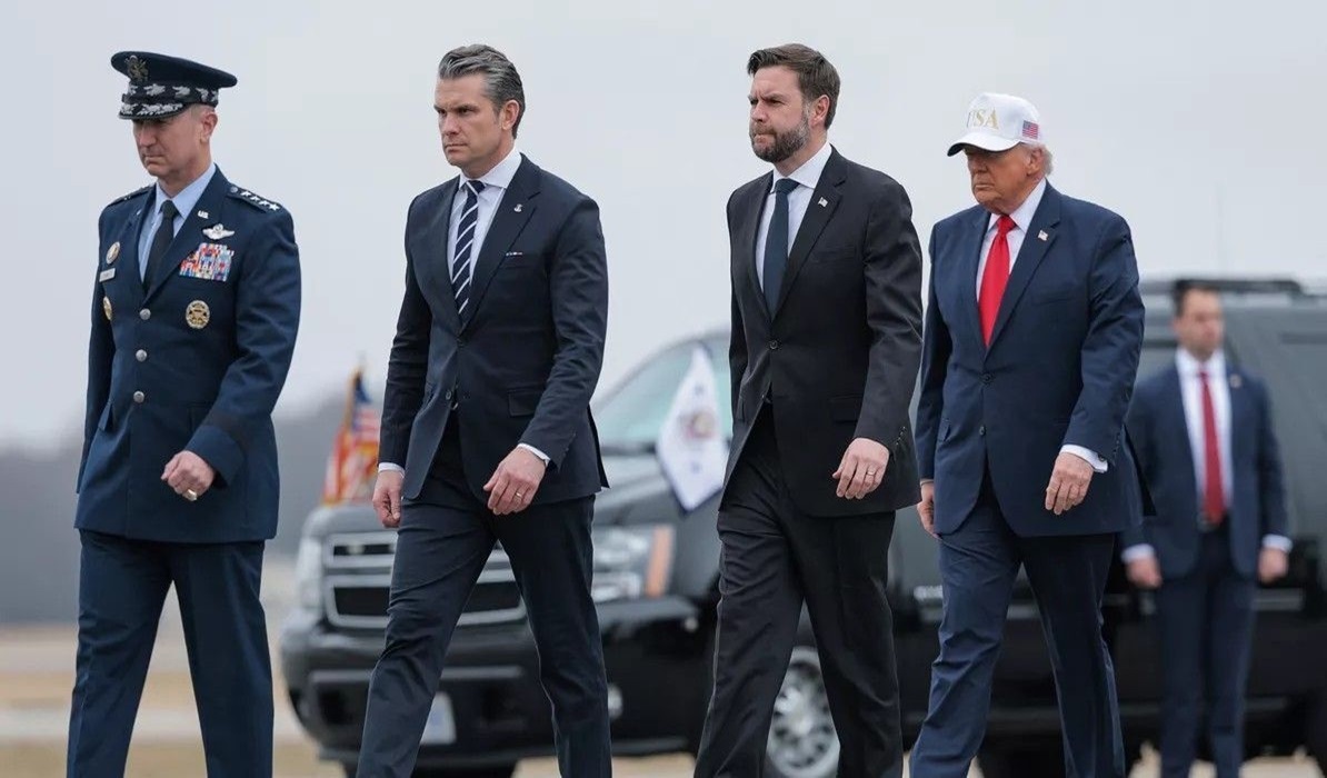 یکی از اعضای تیم ترامپ: اکنون زمان مناسبی برای اعلام پیروزی و خروج از جنگ است/ادعای ترامپ: بسیاری از کشورها، به ویژه آنهایی که از بستن تنگه هرمز تحت تأثیر قرار گرفتند، به همراه آمریکا، کشتی‌های جنگی اعزام میکنند تا این تنگه را باز نگه دارند/یان برمر استاد علوم سیاسی: برخی از رهبران کشور‌های متحد آمریکا اعتقاد دارند ترامپ به طرز خطرناکی از آنچه در ایران می‌گذرد بی‌اطلاع است