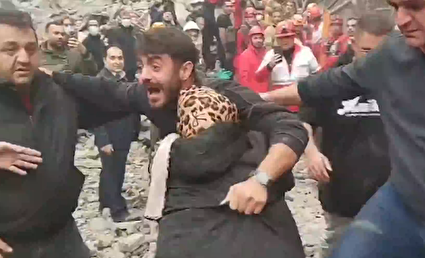 ببینید / لحظه نجات ۱۵ شهروند از ساختمان محل برخورد موشک در شهرک غرب تهران