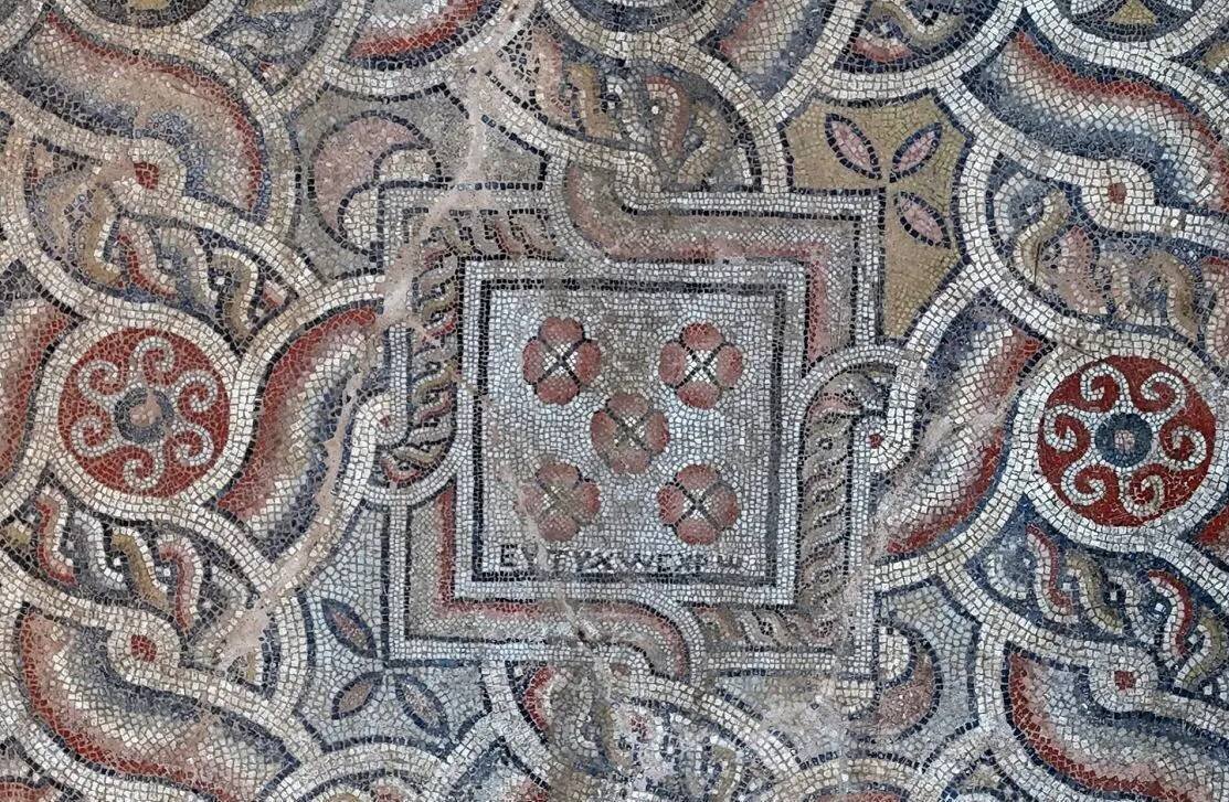 پیام شگفت‌انگیز موزاییک ۱۵۰۰ ساله؛ «بگذار حسودان بترکند!»