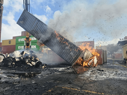 ببینید / بندر حیفا همچنان در آتش می‌سوزد