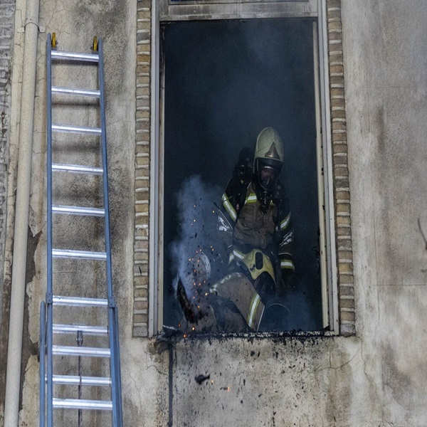 تصاویر: آتش‌سوزی انبار لوازم الکترونیکی در لاله‌زار