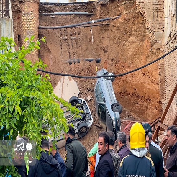 تصاویر: سقوط دو خودرو به داخل گودبرداری در محله عباسی تبریز