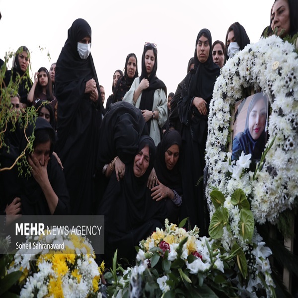 تصاویر: تشییع پیکر جانباخته حادثه بندر شهید رجایی در روستای سرخون