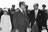 یادداشت‌های علم، پنجشنبه ۷ اردیبهشت ۱۳۵۱: گفتم نخست وزیر یا وزیر خارجه اسرائیل می‌خواهند شرفیاب شوند؛ شاه گفت کار مهمی با آن‌ها نداریم ولی.‌...