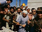 علت تخریب مقبره رضا خان از زبان خلخالی: مردم خود تصمیم گرفتند که این مقبره را خراب کنند؛ من هم به عنوان یک افتتاح نمادین، اولین کلنگ تخریب را زدم / حالا اگر مسئولان صلاح بدانند، می‌توانند اینجا را تبدیل به آبریزگاه، دستشویی، رختشویی یا چیز‌هایی از این قبیل کنند، که به‌جا هم هست