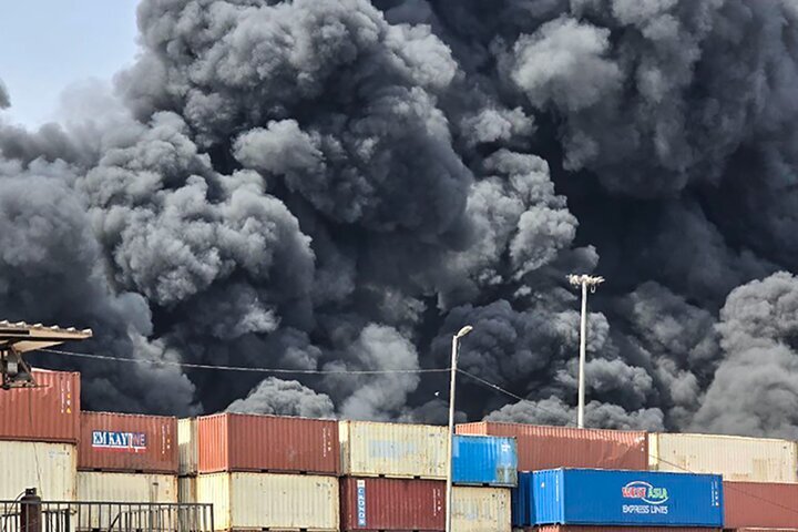 تیم فنی گمرک وارد محوطه بندری شهید رجایی بندرعباس شد/ تعدادی از کارکنان گمرک به دلیل شدت انفجار دچار مصدومیت شده اند/  تا این لحظه هیچ گونه تلفات جانی از کارکنان گمرک گزارش نشده است