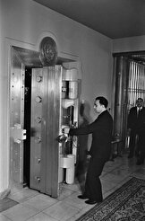 عکس/۱۳۵۵؛ محل نگهداری تاج سلطنتی