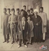 عکس/ عکسی نادر از احمدشاه قاجار در کنار کمال الملک و محمدعلی فروغی