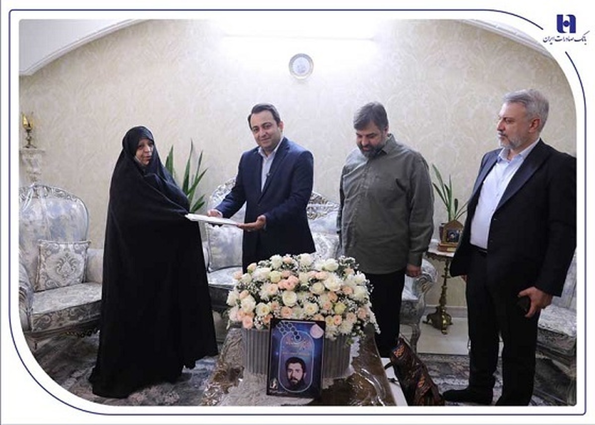 محسن سیفی در دیدار با خانواده شهید معصومی:
بانک صادرات ایران با تقدیم ۹۶ شهید نماد ایستادگی در کنار مردم است / آغاز افتخارآمیز تدوین تاریخ شفاهی شهدای بانک صادرات ایران