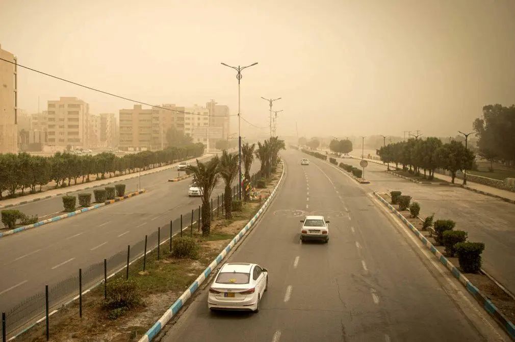 انجمن سازندگان قطعه خودرو: همه آلودگی هوا را بر گردن صنعت خودروسازی می‌اندارند، در حالی که کیفیت سوخت در ایران، بسیار کمتر از موتور خودرو‌ها است/ اگر کیفیت سوخت در کشور ما خوب است، چرا به سمت واردات بنزین سوپر با نرخ ۶۵ هزار تومان رفتیم؟