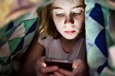 محققان: داشتن موبایل قبل از ۱۲ سالگی می‌تواند باعث افسردگی و چاقی در کودکان شود