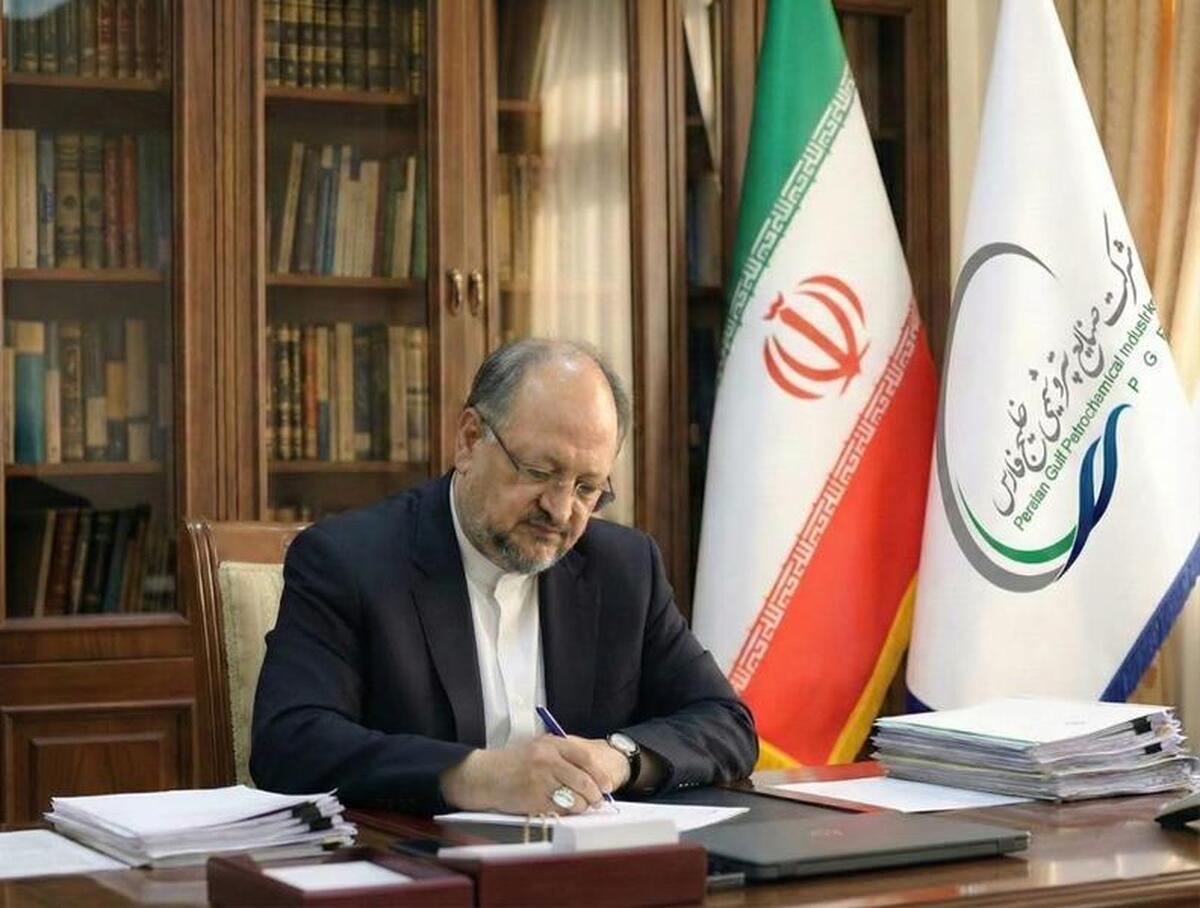 پیام محمد شریعتمداری در پاسداشت هفته بسیج
تجلیل از بسیج، پاسداشت تاریخ سرشار از حماسه یک ملت است/ تأکید بر حفظ انسجام و اتحاد ملی در دفاع از اقتدار و سرافرازی ایران