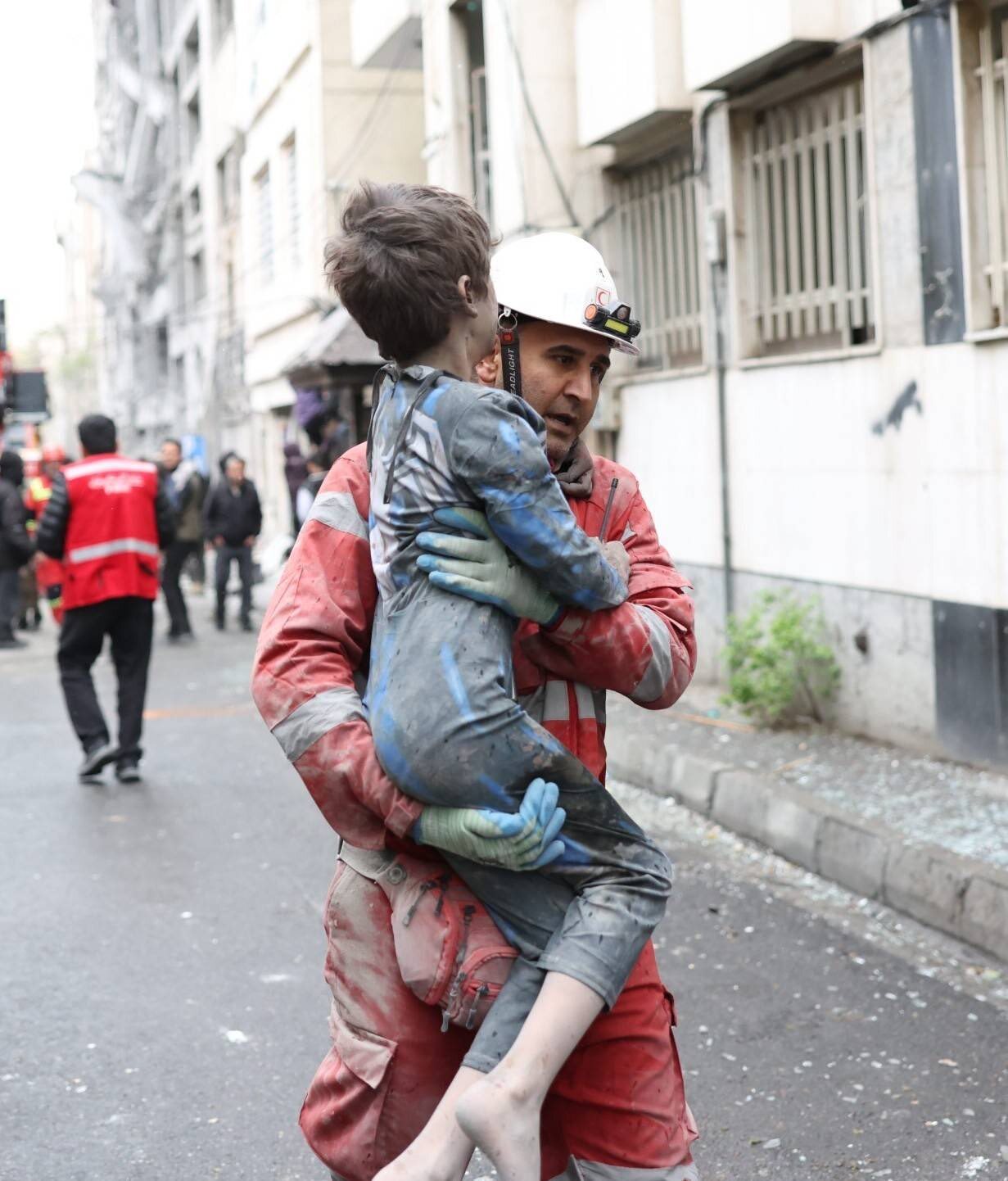 عکس / پسربچه‌ای که با تلاش امدادگر هلال‌احمر از زیر آوار نجات یافت