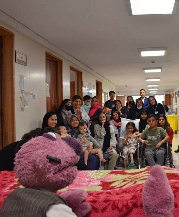 عکس / هومن حاجی عبداللهی و جناب خان کنار کودکان مجروح