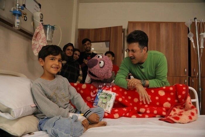 عکس / هومن حاجی عبداللهی و جناب خان کنار کودکان مجروح