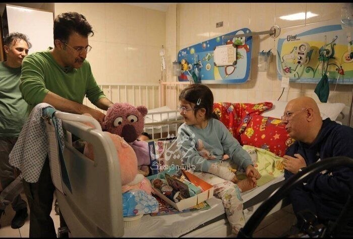 عکس / هومن حاجی عبداللهی و جناب خان کنار کودکان مجروح