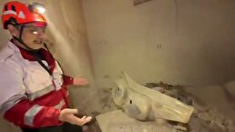 ویدیویی که هلال احمر منتشر کرد: این تصاویر حاوی یک هشدار جدی است؛ ترکش‌های حملات هوایی حتی تا شعاع صدها متری مخرب و کشنده هستند/ تخریب یک ساختمان مسکونی بر اثر اصابت ترکش در تهران 