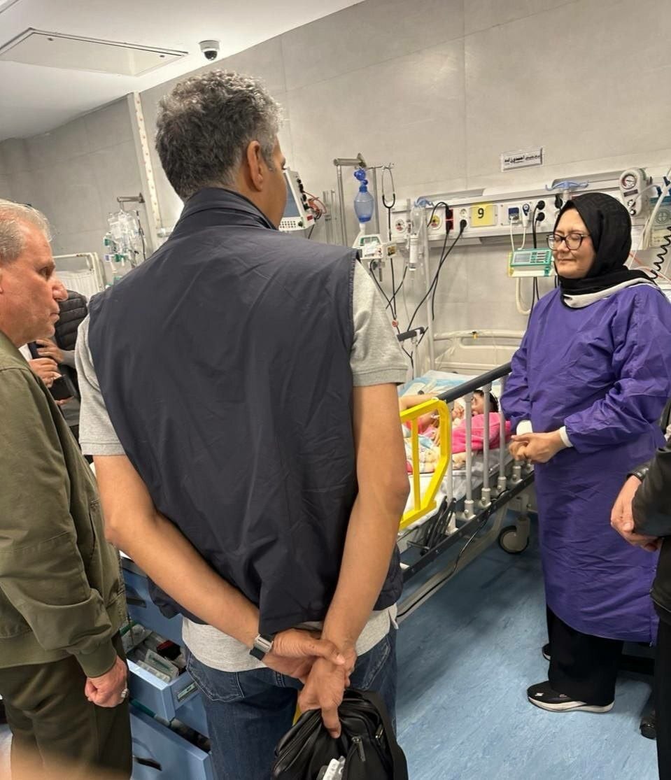 عیادت عادل فردوسی‌پور از کودکان آسیب‌دیده در جنگ و بیماران سرطانی