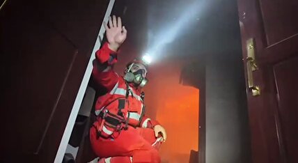 ویدیو / عملیات نفسگیر امدادگران هلال احمر برای نجات چندین نفر از میان آتش، درپی حملات هوایی