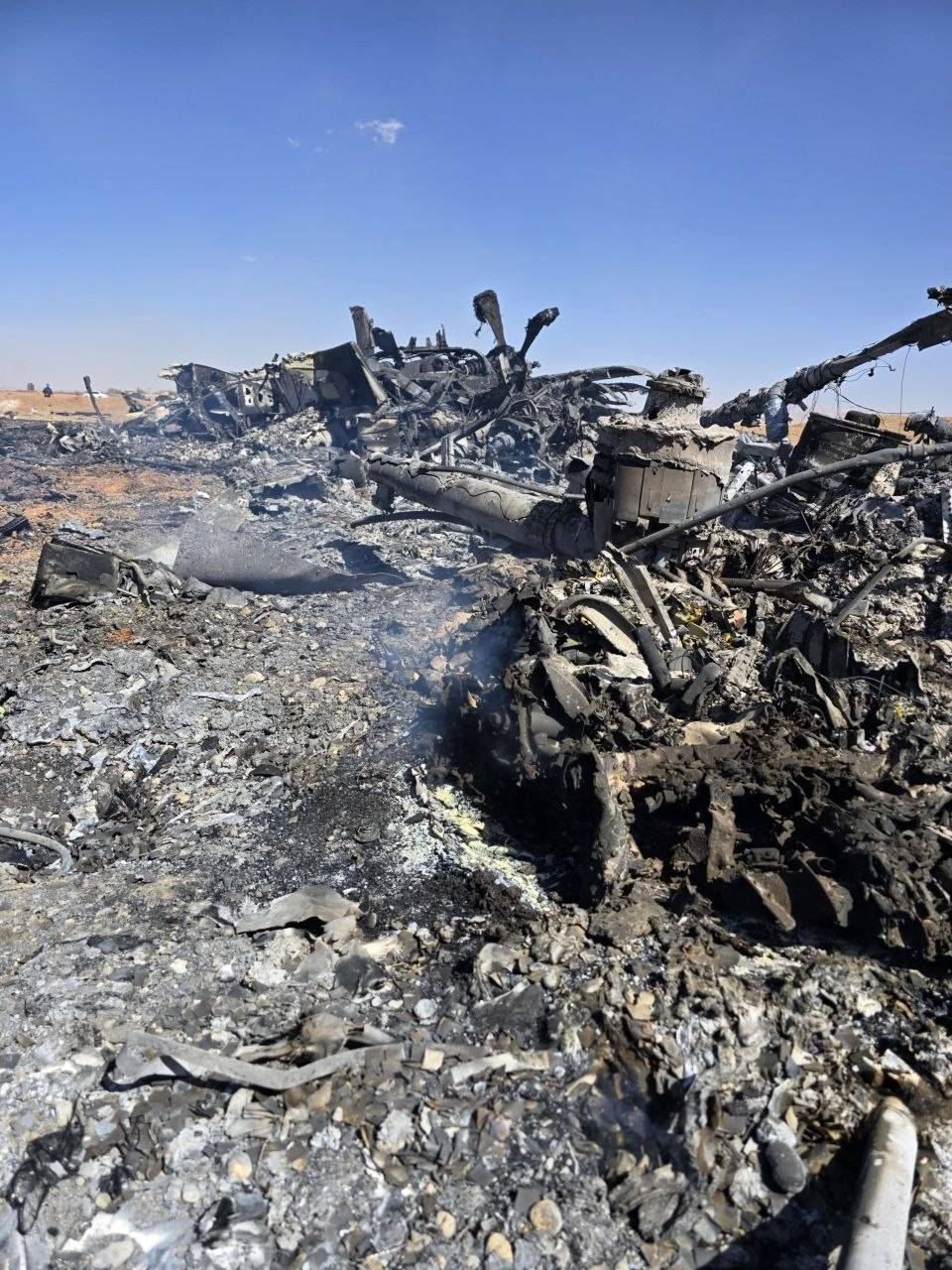 تصاویر/ هواپیما و هلی‌کوپترهای منهدم شده آمریکایی در جنوب استان فارس