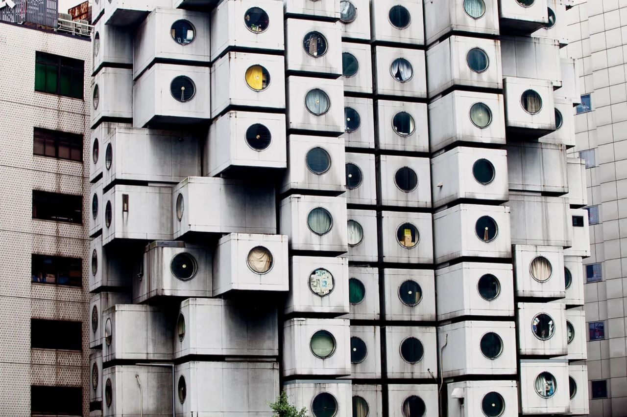 زندگی در کپسول ۱۰ متری؛ در این ساختمان به جای اسباب‌کشی، خانه‌تان را «ارتقا» می‌دادید