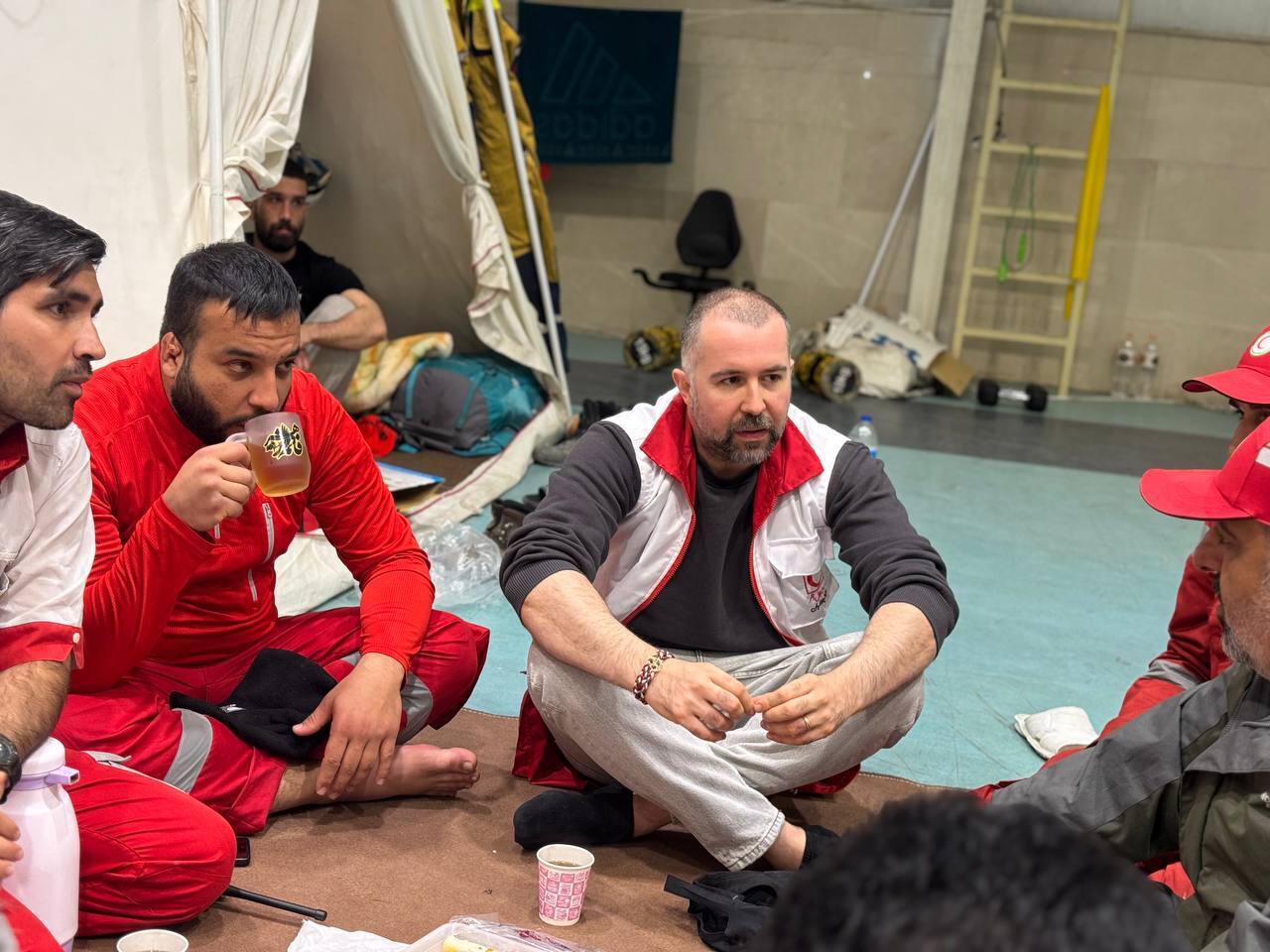 عکس / رپر گروه زدبازی در میان میان امدادگران هلال احمر