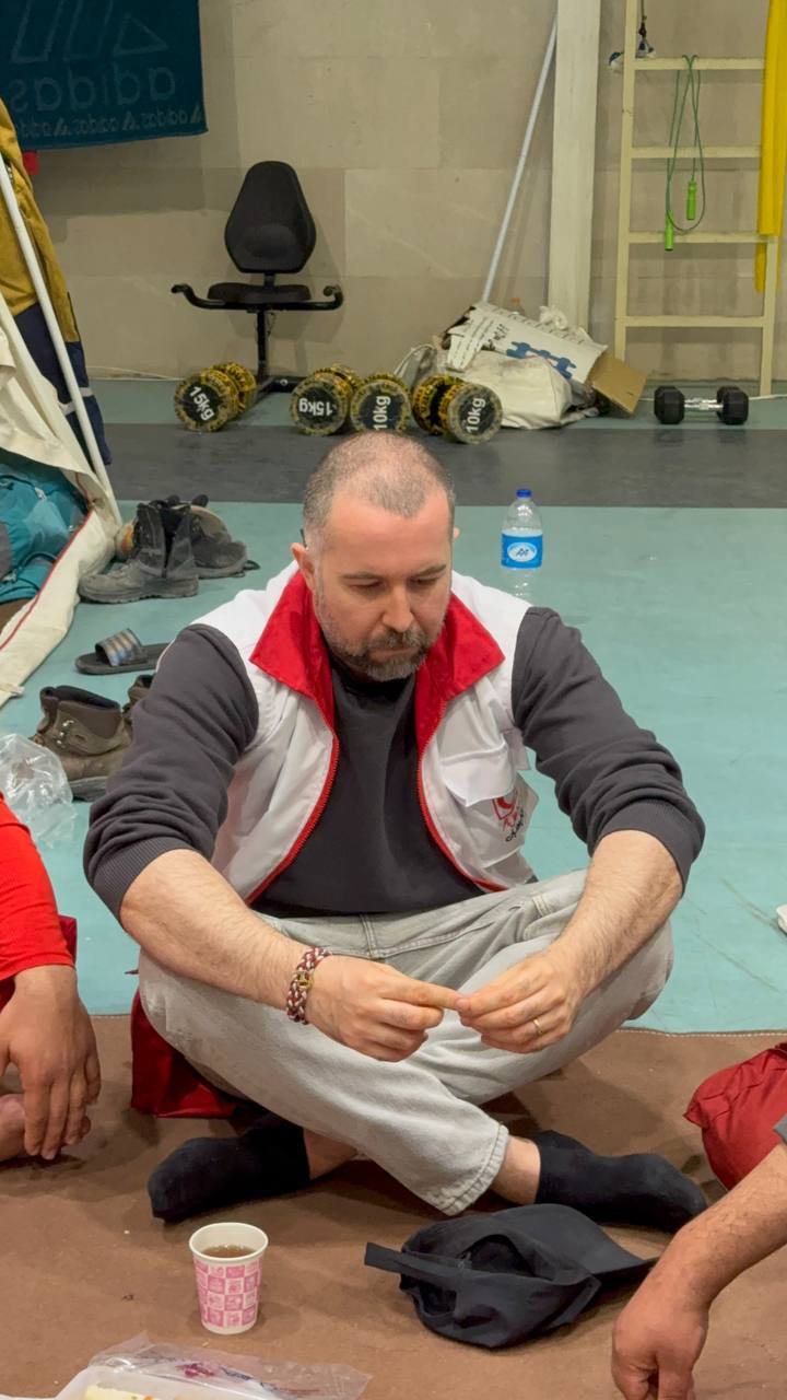 عکس / رپر گروه زدبازی در میان میان امدادگران هلال احمر