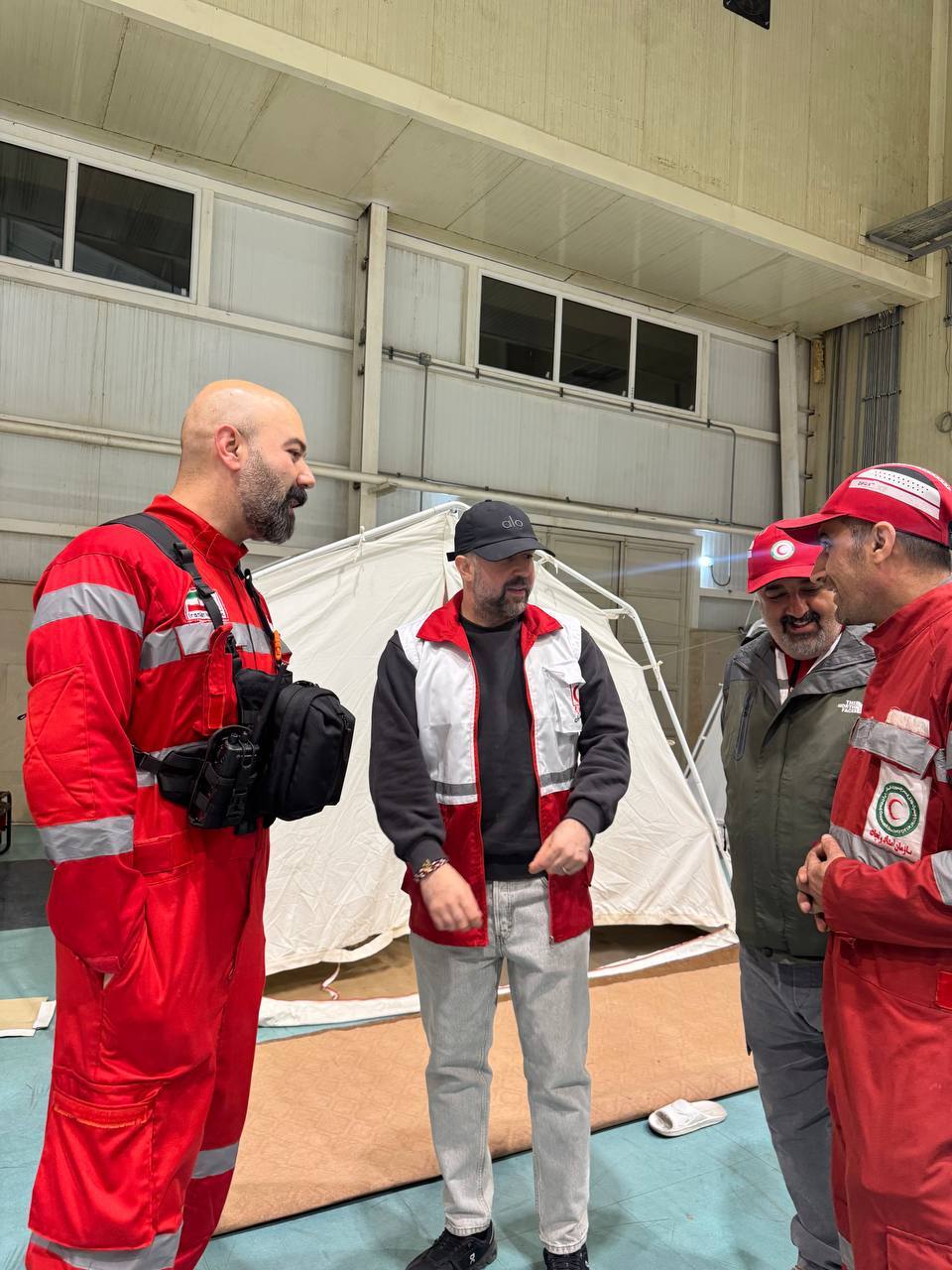 عکس / رپر گروه زدبازی در میان میان امدادگران هلال احمر