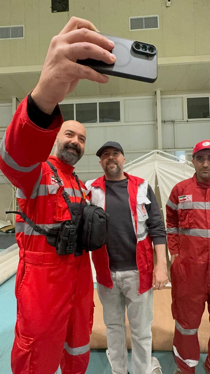 عکس / رپر گروه زدبازی در میان میان امدادگران هلال احمر