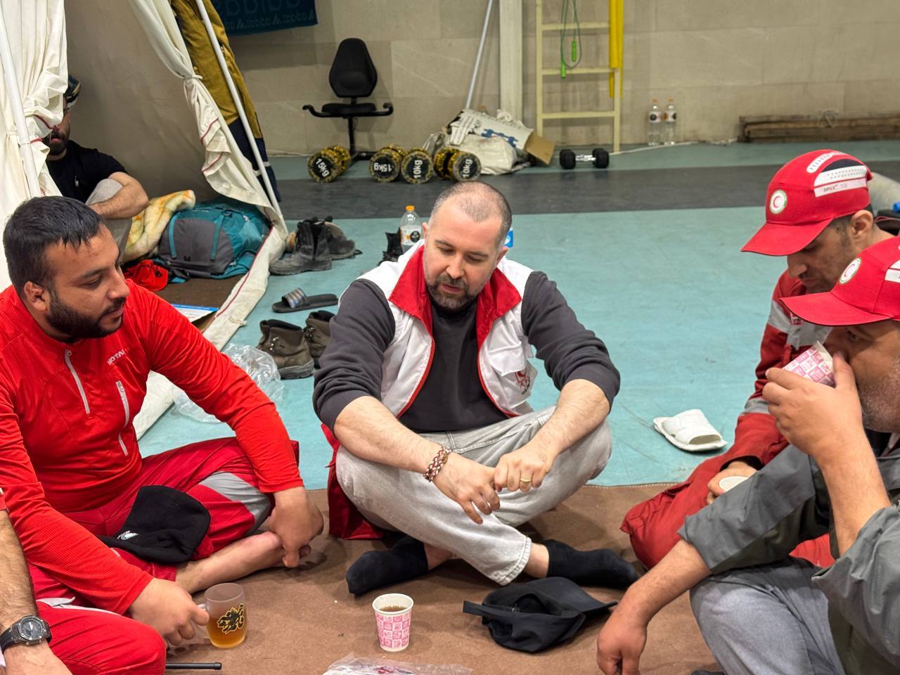 عکس / رپر گروه زدبازی در میان میان امدادگران هلال احمر