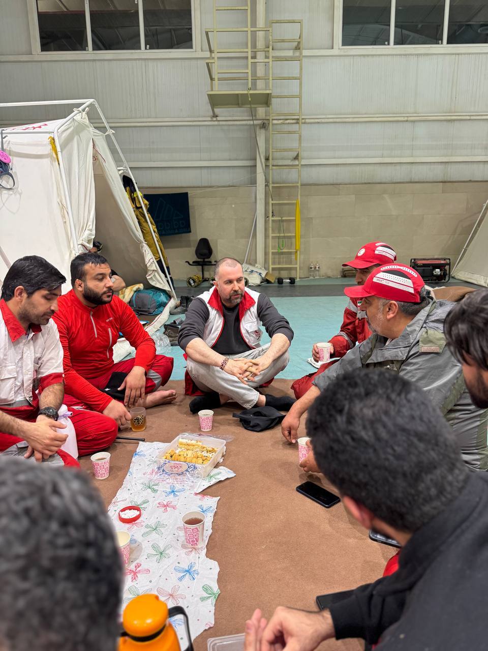 عکس / رپر گروه زدبازی در میان میان امدادگران هلال احمر