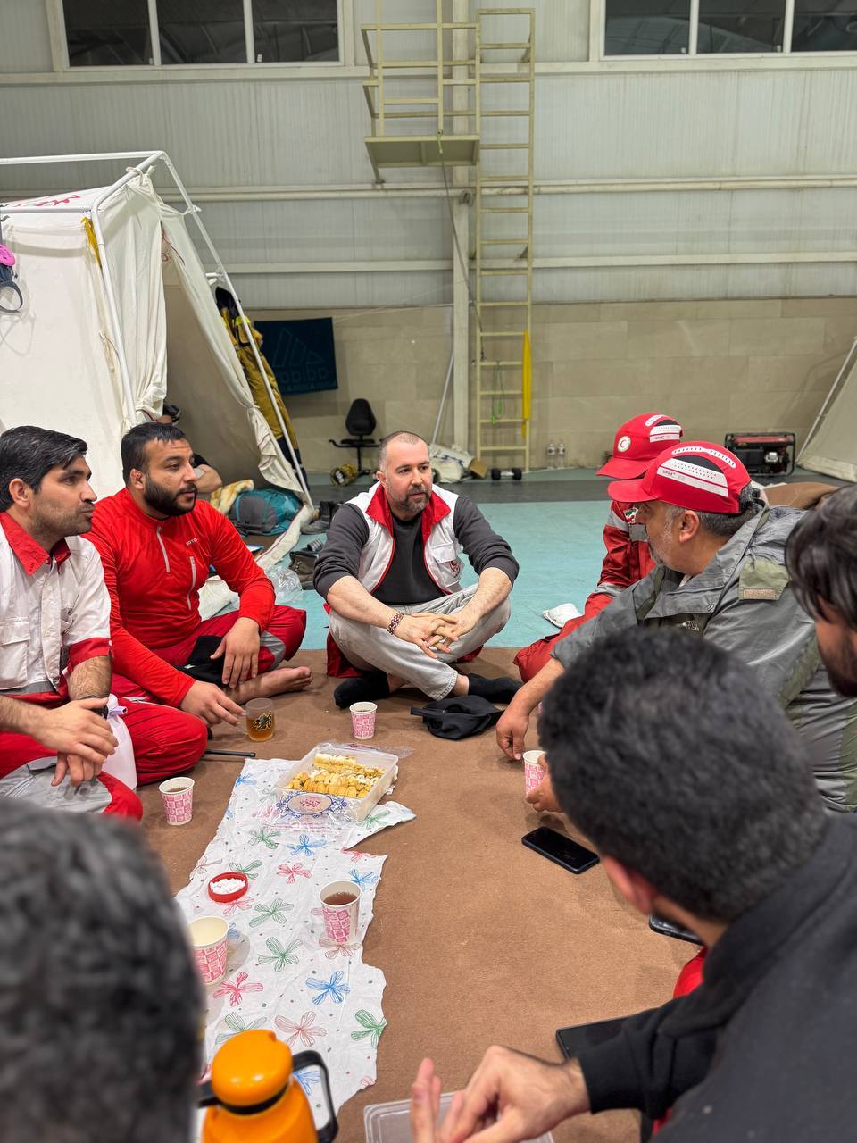 عکس / رپر گروه زدبازی در میان میان امدادگران هلال احمر