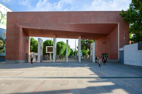 رئیس دانشگاه شریف: امروز صبح دشمن حمله‌ای را به یکی از ساختمان‌های دانشگاه انجام داد و خسارت‌هایی به آن وارد شد