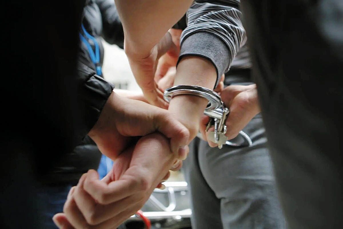 پلیس: دستگیری ۴۲ نفر از عاملان مرتبط با رژیم صهیونسیتی آمریکایی در خوزستان/ این اشخاص اقدام به تماس تلفنی، عکس و فیلم‌برداری از مراکز حساس نظامی و انتظامی کرده و به شبکه‌های معاند ارسال می‌کردند