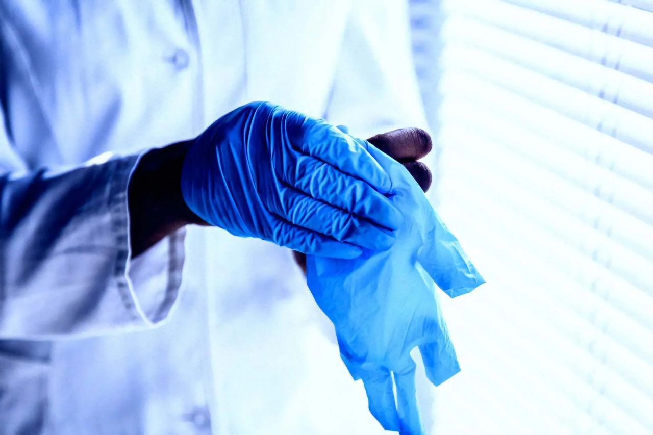 چرا دانشمندان همه جا میکروپلاستیک پیدا می‌کنند؟ شاید چون دستکش نامناسب می‌پوشند