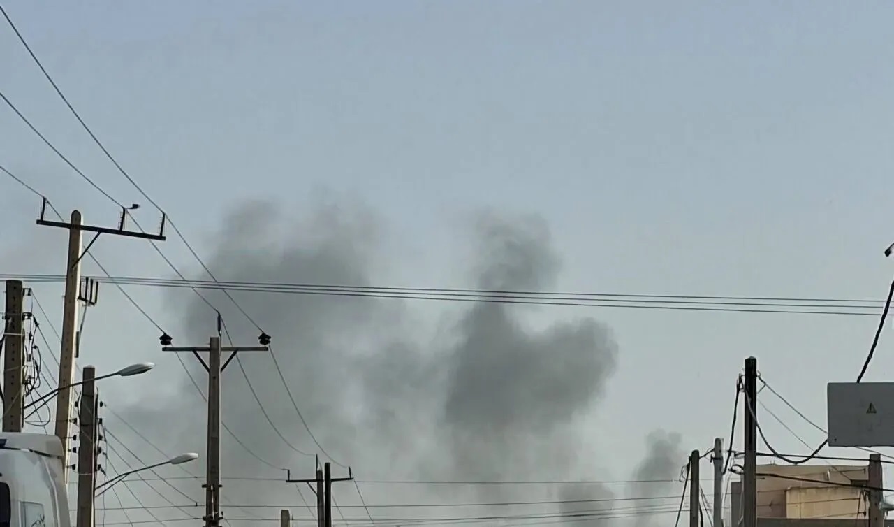 استانداری خوزستان: حمله هوایی دشمن به ۲ شرکت کشتی‌سازی در خرمشهر / دود عظیمی که در فضای شهر مشاهده می‌شود ناشی از انفجار در این ۲ واحد صنعتی است